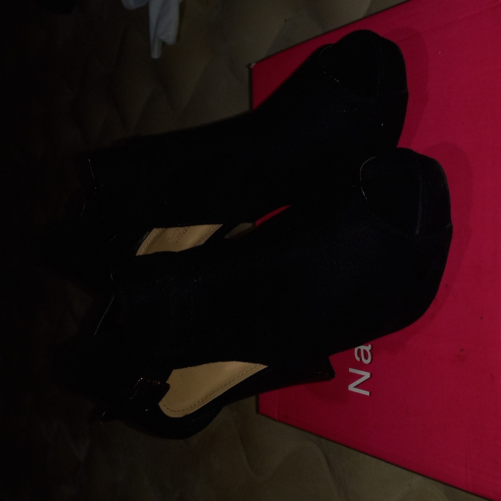 Shoes. - Picture 6 of 10